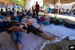 Ratusan migran mencari perlindungan di luar pusat pencari suaka yang penuh sesak di kota Ter Apel, Belanda utara, 25 Agustus 2022 (foto: ilustrasi).
