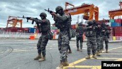 지난해 8월 한국 부산항에서 '을지프리덤실드(UFS)' 미한 연합훈련에 참가한 한국 해병대원들이 대테러 연습을 진행하고 있다. (자료사진)