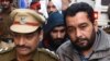 Pria Sikh Inggris Jagtar Singh Johal (tengah) dikawal ke pengadilan di Ludhiana, negara bagian Punjab utara India, 24 November 2017 . (Shammi MEHRA / AFP)