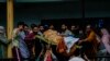 Warga desa membawa mayat Sunil Kumar, seorang pria Hindu Kashmir yang dikenal sebagai Pandit, di luar rumahnya di desa Chotigam, selatan Srinagar, Kashmir-India, Selasa, 16 Agustus 2022. Pandit ditembak mati oleh tersangka pemberontak di sebuah kebun apel hari Selasa pagi.