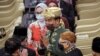 Presiden Joko Widodo (tengah) menyapa anggota parlemen sebelum menyampaikan pidato tahunannya di parlemen di Jakarta pada 16 Agustus 2022, menjelang perayaan Hari Kemerdekaan. (Foto: AFP/BAGUS INDAHONO)