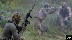 Sukarelawan saat mengikuti pelatihan di dekat Kyiv, Ukraina, 27 Agustus 2022. Pejuang dari Chechnya turut berpartisipasi. (Foto: AP)