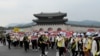 Pengikut Gereja Unifikasi memegang spanduk dalam aksi unjuk rasa di pusat kota Seoul, Korea Selatan, Kamis, 18 Agustus 2022, memprotes liputan media Jepang yang negatif tentang agama mereka. (AP/Lee Jin-man)