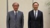 Takeo Akiba (kiri), sekretaris jenderal Sekretariat Keamanan Nasional Jepang, dan kepala kebijakan luar negeri China Yang Jiechi di Tianjin, China, 17 Agustus 2022. (Foto: Handout / Badan Keamanan Nasional Jepang / AFP) 