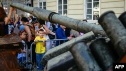 Arhiva - Posmatrači gledaju rusku vojnu opremu uništenu u borbama sa ukrajinskom vojskom, izloženu kao deo izložbe na otvorenom na centralnom trgu u Lavovu, Ukrajina, 11. avgusta 2022.