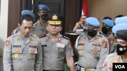 Tersangka pembunuhan Brigadir J, Ferdi Sambo (tengah) ketika keluar dari ruang untuk Sidang Kode Etik yang berlangsung lebih dari 17 jam. (VOA/Indra Yoga)
