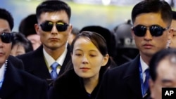 Arhiva - Sestra severnokorejskog lidera Kim Džong Una, Kim Jo Un, stiže na želesičku stanicu u Pjengčangu, Južna Koreja, 9. februara 2018.