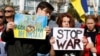 Peserta aksi demo yang menentang aksi agresi militer Rusia terhadap Ukraina berkumpul di Podgorica, Montenegro, pada 27 Februari 2022. (Foto: Reuters/Stevo Vasiljevic)