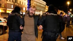 Policija privodi demonstranta za vreme protesta zbog ruskog napada na Ukrajinu u Sankt Peterburgu, 26. februara 2022. 