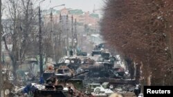 Mbetje të automjeteve ushtarake ruse në qytetin Bucha, afër Kievit