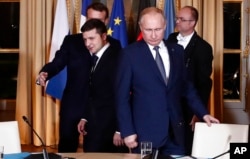 Presiden Rusia Vladimir Putin, kanan, dan Presiden Ukraina Volodymyr Zelenskyy di Istana Elysee, 9 Desember 2019, di Paris. (Foto: via AP)