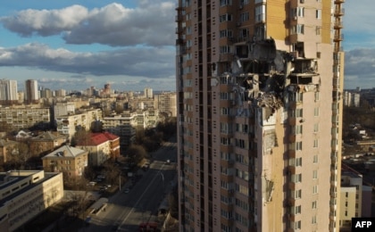 Oštećenje gornjih spratova zgrade u Kijevu, u Ukrajini, nakon što je navodno pogođena ruskom raketom, 26. februara 2022.