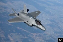 Serangan Rusia terhadap pembangkit listrik tenaga nuklir Zaporizhzhia Ukraina telah memperbarui seruan bagi NATO untuk memberlakukan zona larangan terbang di atas Ukraina. (Foto: via AP)