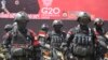 Polisi berbaris saat berlangsungnya parade keamanan dalam persiapan menjelang pertemuan G20 di Bali, Senin, 7 November 2022. (AP/Firdia Lisnawati)