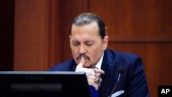 Džoni Dep u sudnici u Fefeksu u Virdžiniji, 25. aprila 2022.