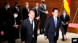 Kanselir Jerman Olaf Scholz (kiri) dan Perdana Menteri Jepang Fumio Kishida berjalan beiringan menuju pertemuan bilateral antara kedua pemimpin negara tersebut di Tokyo, pada 28 April 2022. (Foto: AP/Shuji Kajiyama) 