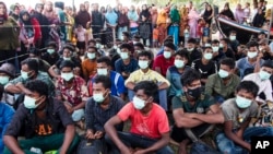 Etnis Rohingya duduk di tempat penampungan sementara di Aceh Utara, Rabu, 16 November 2022. (AP Photo/Zik Maulana)