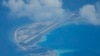 Sebuah lapangan terbang yang dibangun China terlihat di sebuah pulau buatan di Mischief Reef di Laut China Selatan pada 20 Maret 2022. (Foto: Aaron Favila/AP)