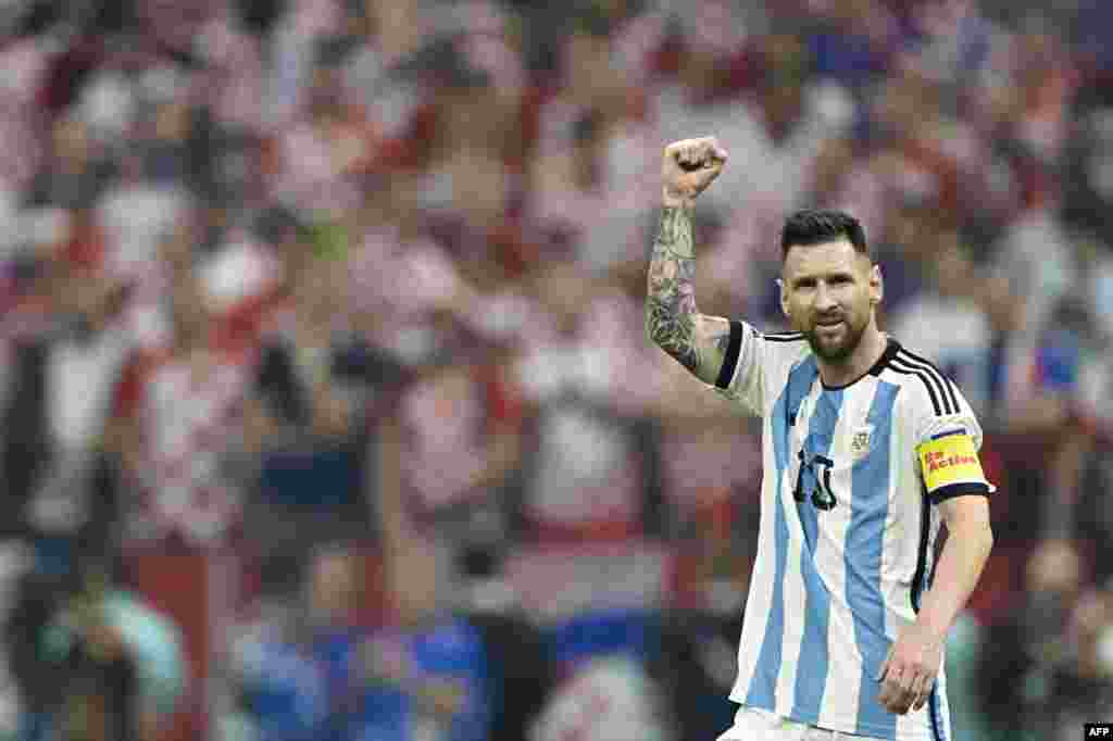 Attaquant ya Argentine #10 Lionel Messi azali kosepela nsima na elnga ya ekolo na ye likolo na Croatie na 1/2 finale ya Mondial Qatar 2022 na stade Lusail, Qatar, 13 décembre 2022. (Photo by JUAN MABROMATA / AFP)