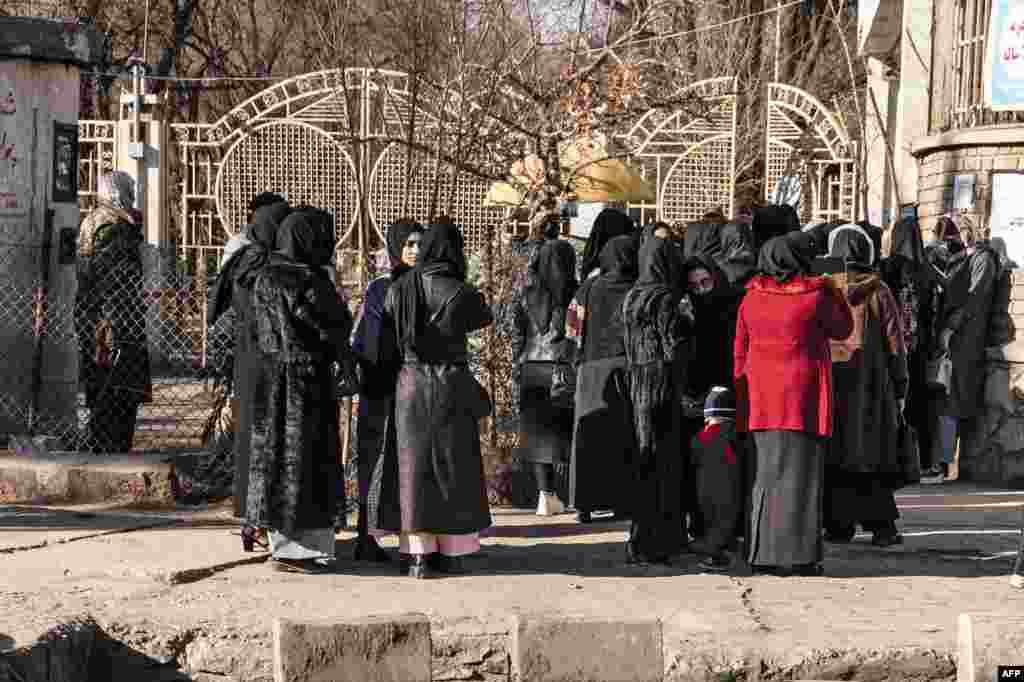 وزارت تحصیلات عالی طالبان در ماه دسمبر ۲۰۲۲ ادامهٔ تحصیل زنان و دختران را در تمام دانشگاه‌های افغانستان تا "امر ثانی" منع قرار داد.