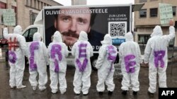 Para pengunjuk rasa mengenakan pakaian bertuliskan 'Bebaskan Olivier' selama demonstrasi solidaritas yang menyerukan pembebasan pekerja bantuan Belgia Olivier Vandecasteele dari tahanan Iran, di Brussel, Belgia, 25 Desember 2022.