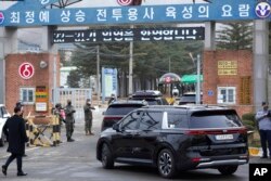 Rombongan mobil yang membawa Jin ke tempat pelatihan militer di Yeoncheon, Korea Selatan (dok: AP/Ahn Young-joon)
