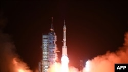 Roket Long March 2F lepas landas dari Pusat Peluncuran Satelit Jiuquan di Provinsi Gansu, barat laut China, 29 November 2022. (Foto: CNS/AFP)