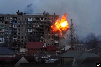 Eksplozija u stambenoj zgradi u Mariupolju nakon paljbe tenka ruske vojske, 11.03.2022.