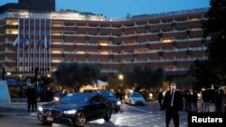 Manm delegasyon Chinwaz la kite otel Waldorf Astoria a nan vil Wom ann Itali kote yo te rankontre ak Jake Sullivan, Konseye Lamezonblanch sou Sekirite Nasyonal, 14 Mas, 2022.