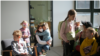 Anak-anak pengungsi Ukraina menunggu untuk menerima pelajaran sekolah di pusat penampungan pengungsi di Berlin, Jerman (21/3). 