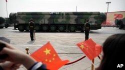 Rudal balistik DF-41 dipamerkan selama parade militer untuk memperingati 70 tahun berdirinya Partai Komunis China di Beijing (foto: ilustrasi). China telah meningkatkan kekuatan nuklirnya jauh lebih cepat daripada perkiraan sebelumnya. 