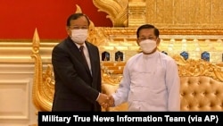 Menteri Luar Negeri Kamboja Prak Sokhonn (kiri) bertemu pemimpin junta Myanmar Jenderal Min Aung Hlaing di Naypyitaw, Myanmar, 21 Maret 2022. 