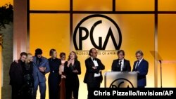 Tim produksi dan pemeran dari film "Coda" menerima penghargaan Darryl F. Zanuck Award pada ajang Producers Guild Awards ke-33 yang digelar di Fairmont Century Plaza Hotel di Los Angeles, pada 19 Maret 2022. (Foto: AP/Chris Pizzello)
