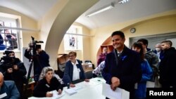 ოპოზიციის კანდიდატი პრემიერ-მინისტრის პოსტზე - პიტერ მარკი-ზეი საარჩევნო უბანზე.