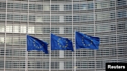 ARHIVA - Zastave Evropske unije ispred sedišta u Briselu (Foto: Reuters/Francois Lenoir)