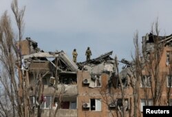 Sebuah bangunan tempat tinggal yang rusak akibat penembakan selama konflik Ukraina-Rusia di Kota Donetsk yang dikuasai separatis, Ukraina, 30 Maret 2022. (Foto: REUTERS/Alexander Ermochenko)