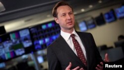 Andrew Adams duke folur gjatë një takimi në Nju Jork (1 prill 2022)