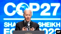 Presiden AS Joe Biden memberikan pidato di Konferensi Perubahan Iklim PBB, atau COP27, di kota resor Sharm el-Seikh, Mesir hari Jumat (11/11). 