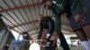 Wani malami, Lawal Olaide da dalibarsa Adebola Duro-Aina da ta hada janareto mai samar da wutar lantarki ta hanyar amfani da fitsari a Legas (Hoto: AP)