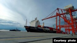 Kapal berbendera Singapura yakni MV Mathu Bhum yang ditangkap TNI Angkatan Laut di Pelabuhan Terminal Peti Kemas Belawan, Sumatra Utara, Jumat 6 Mei 2022. (Courtesy: Lantamal I)