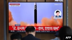 지난 25일 한국 서울 시내 철도역에서 북한 탄도미사일 관련 뉴스가 방송되고 있다. (자료사진)