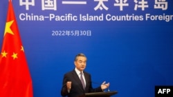Menteri Luar Negeri China Wang Yi berbicara dalam konferensi pers bersama dengan Perdana Menteri Fiji Frank Bainimarama (tidak ada dalam foto) di Suva, Fiji, pada 30 Mei 2022. (Foto: AFP/Leon Lord) 
