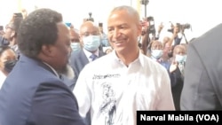 Mokonzi ya kala ya Ekolo Congo démocratique (RDC), Joseph Kabila, na mokambi ya kala ya etuka ya Katanga (ya kala), Moïse Katumbi, bapesani mbote na Forum ya boyokani ya Katanga, Lubumbashi, 22 mai 2022. (VOA/Narval Mabila)