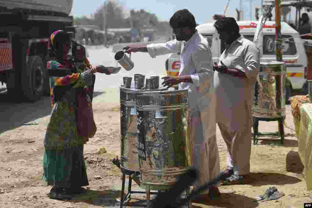 فلاحی تنظیموں کی جانب سے مختلف مقامات پر پانی کی ٹینکیوں کا انتظام بھی کیا جاتا ہے۔