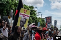 Mahasiswa Papua memprotes rencana pemerintah Indonesia untuk membuat enam provinsi baru di wilayah tersebut, 10 Mei 2022. (Foto: AFP)