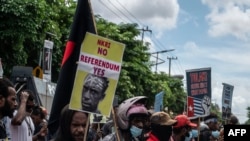 Mahasiswa Papua memprotes rencana pemerintah Indonesia untuk membuat enam provinsi baru di wilayah tersebut, 10 Mei 2022. (Foto: AFP)