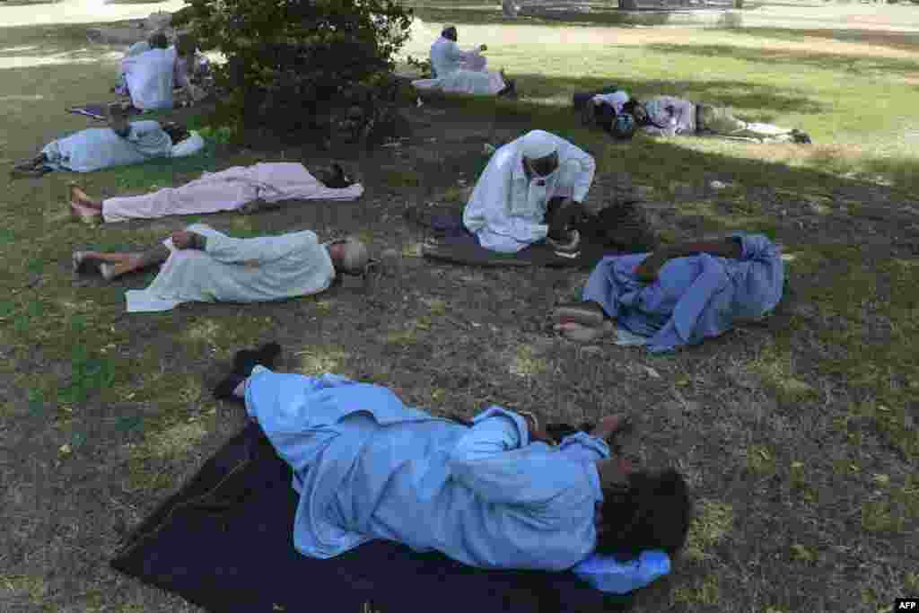  کراچی میں درجہ حرارت چالیس ڈگری سے بڑھ چکا ہے۔ ایسے میں کچھ لوگ ایک پارک میں سائے میں آرام کر رہے ہیں۔