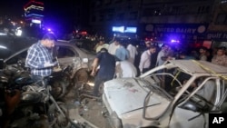 Penyidik Pakistan memeriksa lokasi ledakan bom, di Karachi, Pakistan, pada 12 Mei 2022, sebagai ilustrasi. (Foto: AP)