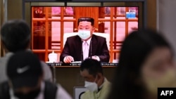 지난 12일 한국 서울역 내부 TV에서 마스크를 쓴 채 회의를 주재하는 김정은 북한 국무위원장의 모습이 보도되고 있다. (자료사진)