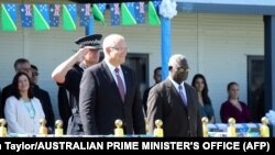 Perdana Menteri Australia Scott Morrison (kiri) dan mitranya dari Kepulauan Solomon Manasseh Sogavare di Honiara. (Foto: via AFP)